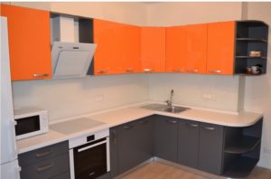 Угловая кухня серо-оранжевая