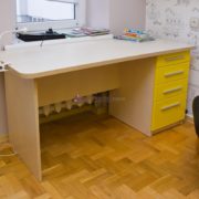 Письменный стол в детской комнате