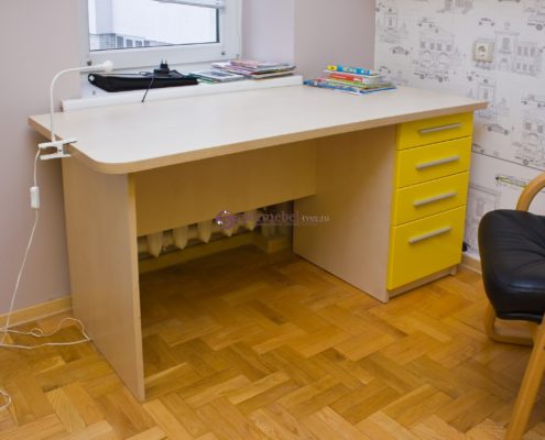 Письменный стол в детской комнате