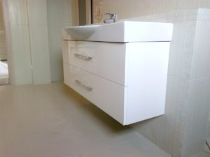 Белая тумба под раковину для ванной комнаты на заказ