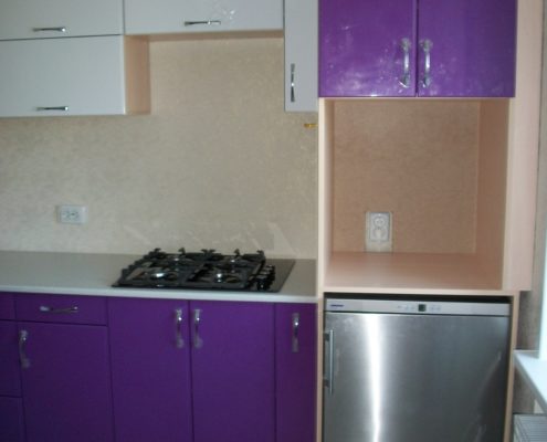 Кухня фиолетовая со встроенных холодильником