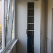 Встроенный шкаф на лоджии со сдвижными дверьми