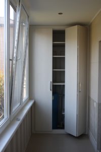 Встроенный шкаф на лоджии со сдвижными дверьми