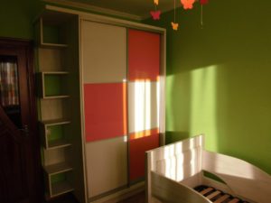 Шкаф-купе в детской комнате с полочками