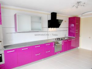 Длиная розовая кухня изготовленная из пластика с цветным декором на заказ