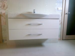 Белая тумба под раковину для ванной комнаты на заказ