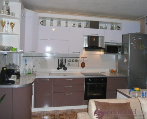 Угловая кухня из мдф с радиусными фасадами бело-коричневая