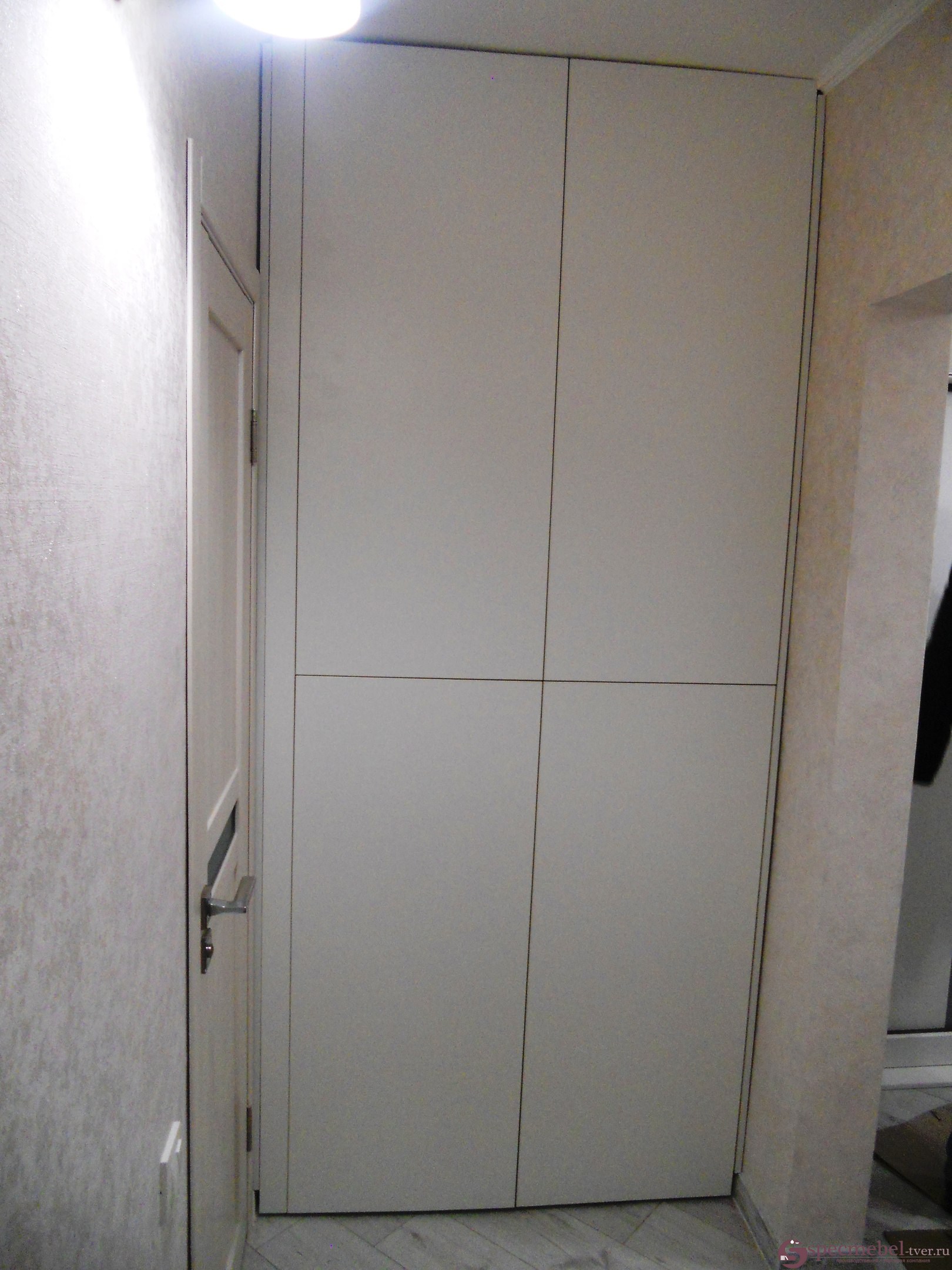 Встроенный распашной шкаф в коридоре на заказ