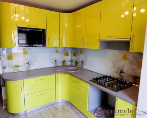 Желтая угловая кухня с радиусными фасадами