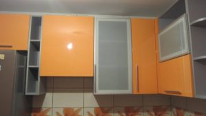 Угловая кухня из мдф с рамочными витринами, на заказ, оранжевая