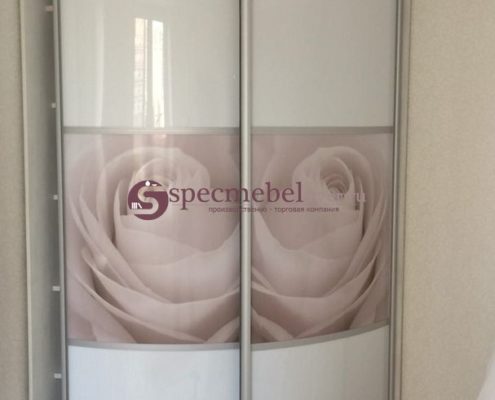 Белый радиусный шкаф-купе с фотопечатью роз