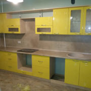 Желтая кухня из МДФ с полками