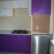 Кухня фиолетовая со встроенных холодильником