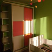 Шкаф-купе в детской комнате с полочками