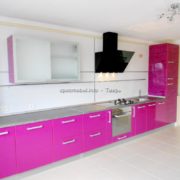 Длиная розовая кухня изготовленная из пластика с цветным декором на заказ