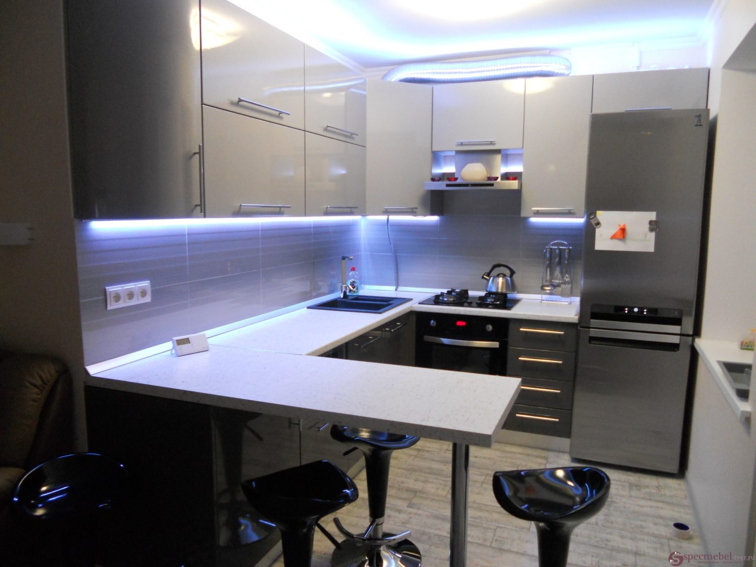 Кухонный гарнитур со светодиодной подсветкой
