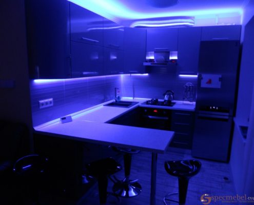 Угловая кухня с цветной светодиодной подсветкой