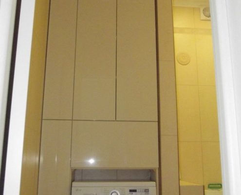 Встроенный шкаф со стиральной машинкой в ванной комнате
