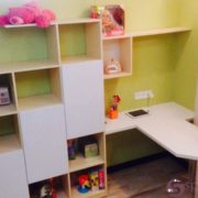 Письменный стол со стеллажами в детскую комнату