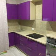 Угловая кухня на заказ цвета баклажан