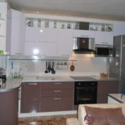 Угловая кухня из мдф с радиусными фасадами бело-коричневая