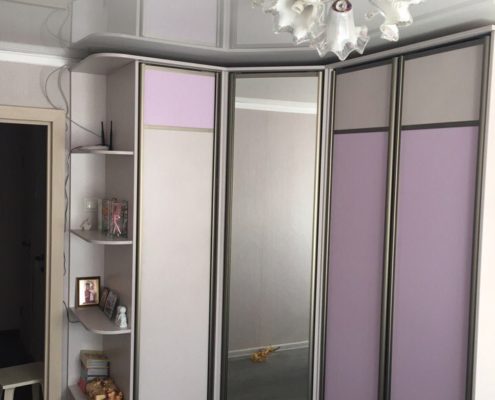 Угловой шкаф-купе с розовыми вставками на заказ