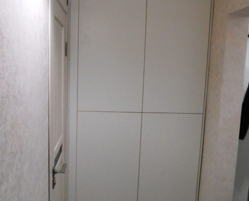 Встроенный распашной шкаф в коридоре на заказ