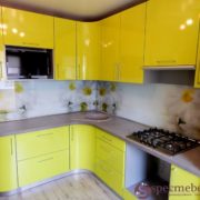 Желтая угловая кухня с радиусными фасадами